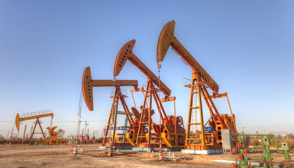 Пшеница нефть. Нефтяная качалка в поле. Промышленность и экология. Пшеница нефть. Нефтяная качалка в поле.